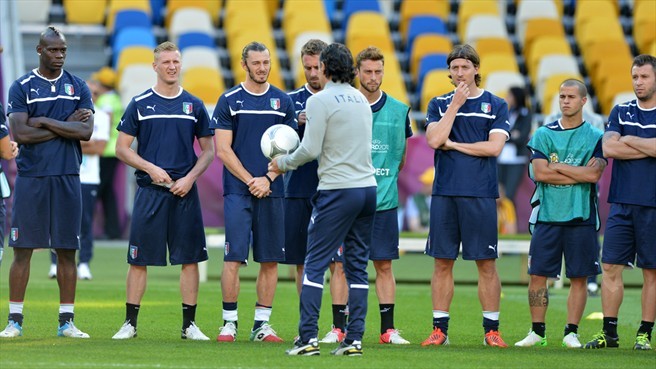 Không nghỉ ngơi, các cầu thủ Italia đã tập luyện rất chăm chỉ chuẩn bị cho trận chung kết EURO 2012